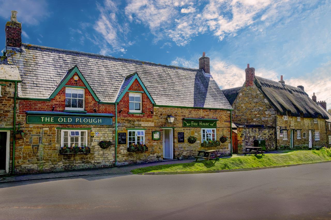 The Old Plough Hotel โอ๊กคัม ภายนอก รูปภาพ